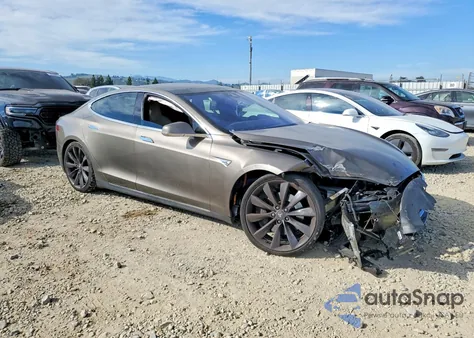 2015 Tesla Model S z USA, uszkodzony, nr VIN 5YJSA1E26FF101799
